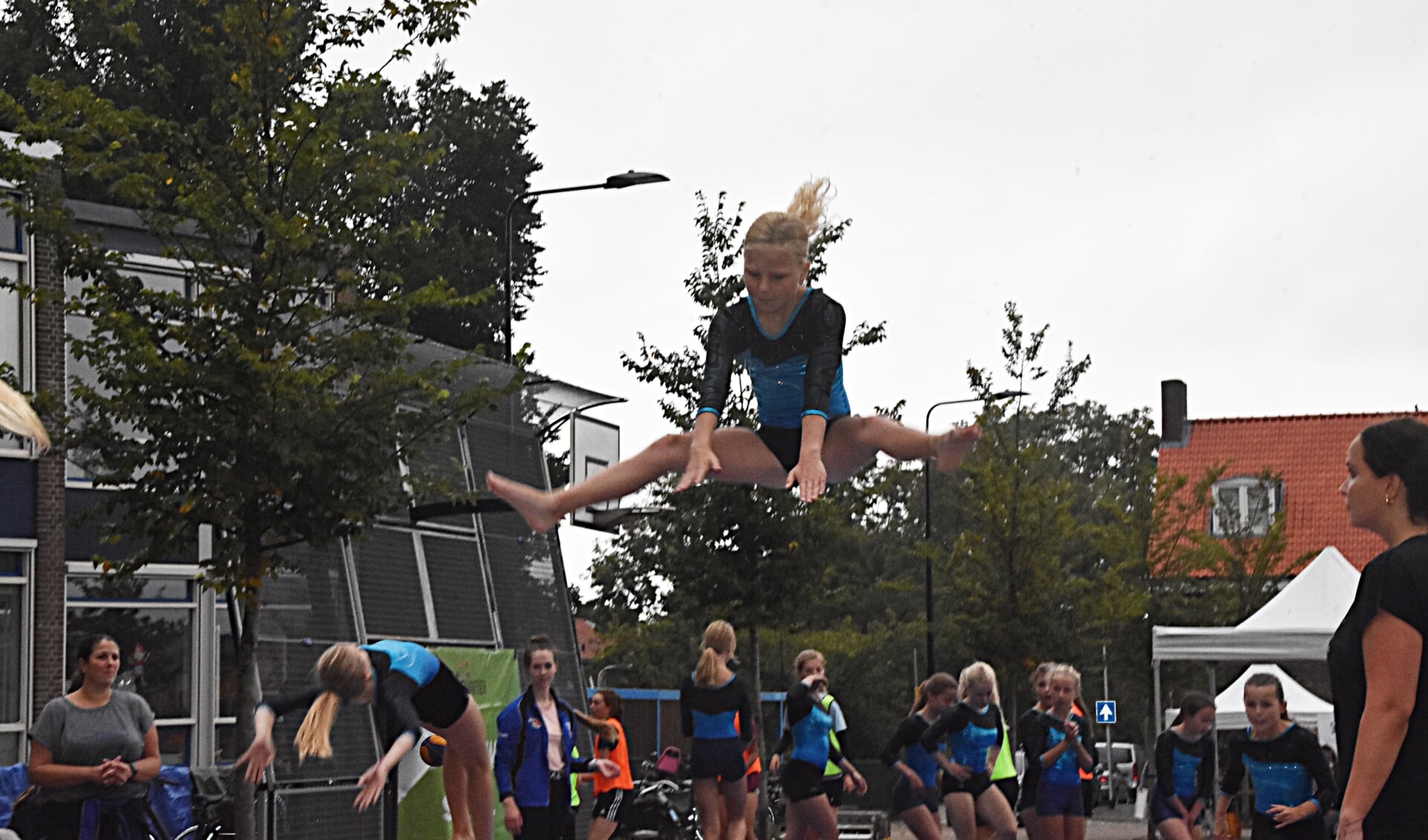 De turnsters van SKT lieten nog eens extra zien hoe leuk hun sport is. | Foto: Piet van Kampen