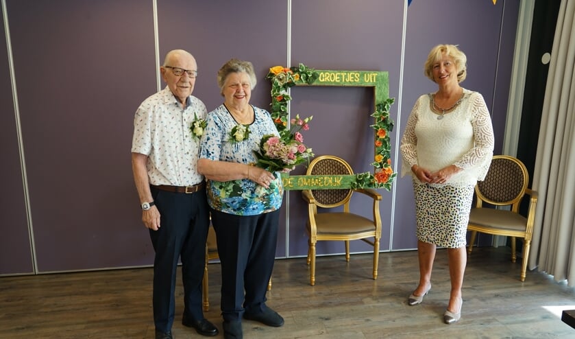 <p>Burgemeester Driessen kwam het gouden paar feliciteren namens de gemeente Leiderdorp. | Foto: CvdL</p>
