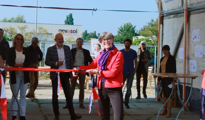 <p>Wethouder Heleen Hooij (Teylingen) knipt het speciaal hiervoor hergebruikte stukje textiel door. </p>
