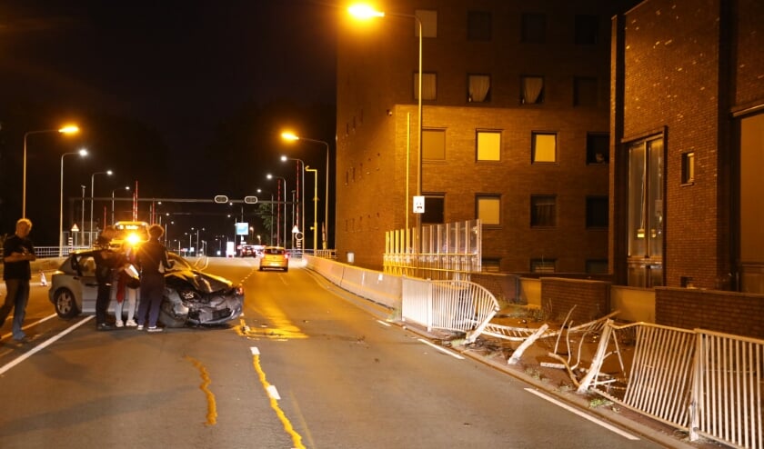 De auto en het hek zijn zwaar beschadigd bij de botsing, gelukkig is niemand gewond geraakt.