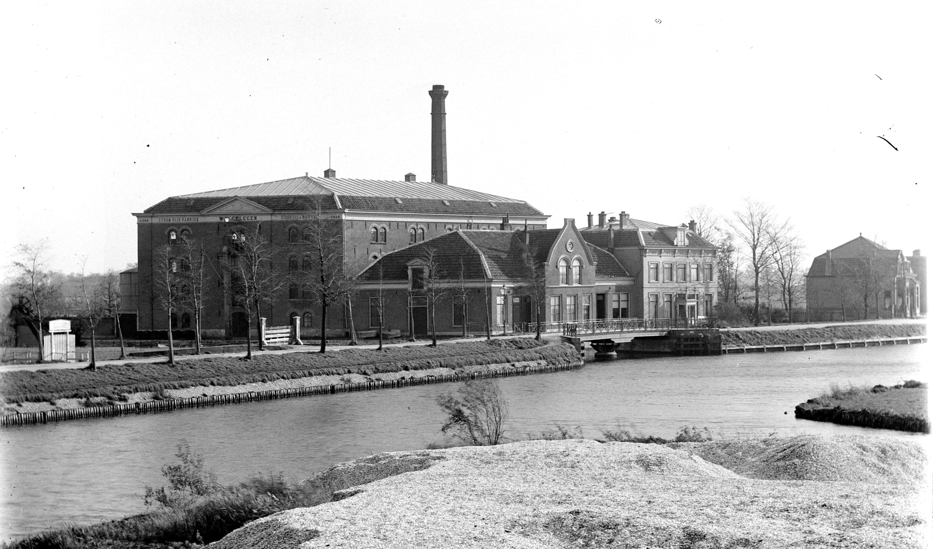 Een van de verdwenen gebouwen met een verhaal: stoomoliefabriek Sillevis aan de Van der Valk Boumanweg in 1923. | Foto: PR Comité OMD Leiderdorp