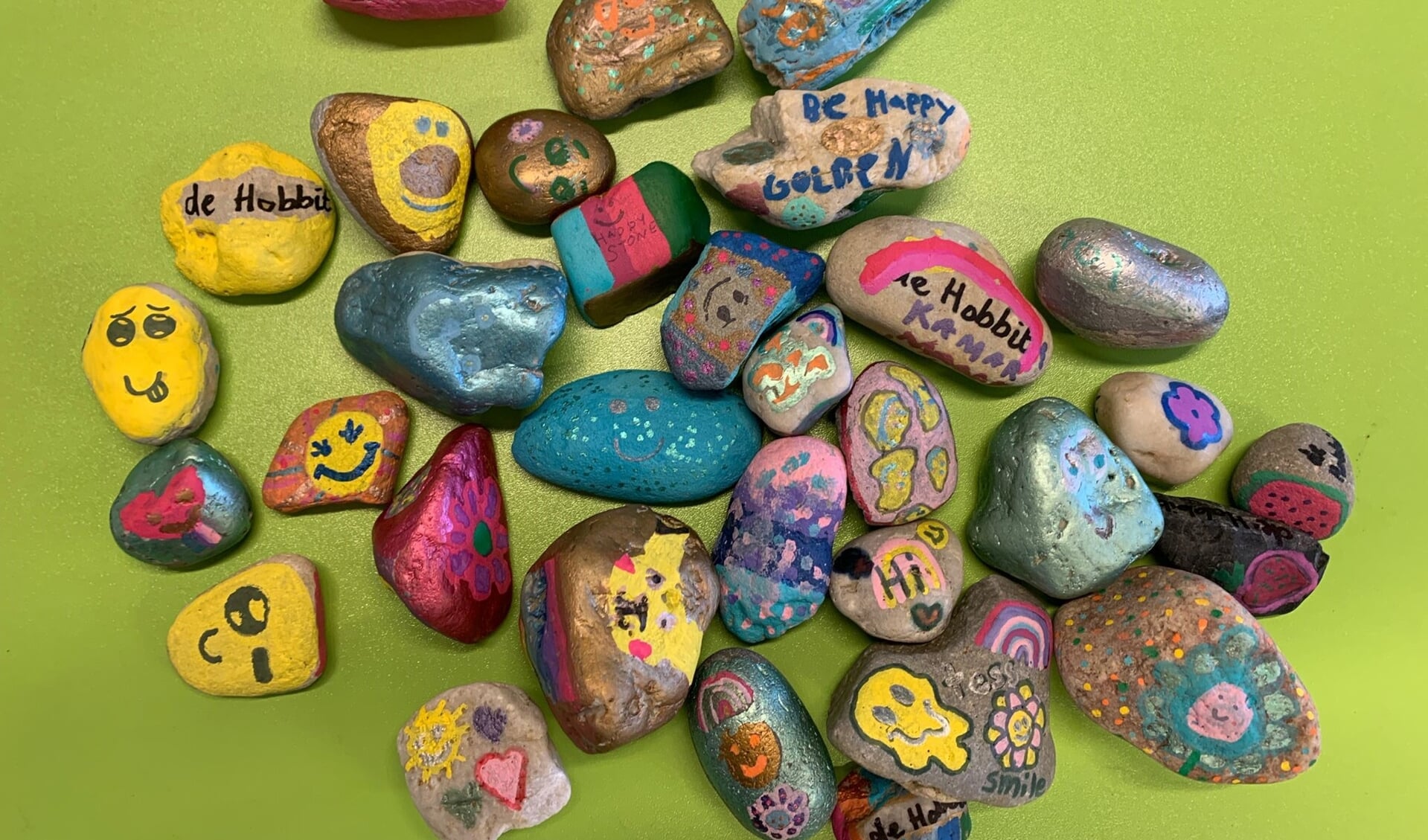 Een verzameling Happy Stones, gemaakt door leerlingen van OBS De Hobbit in Leiderdorp. 