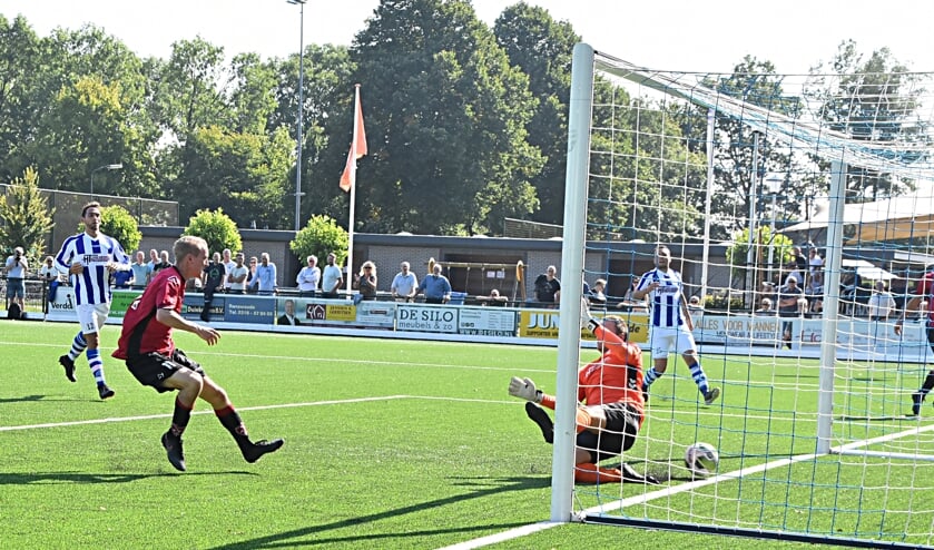 <p>Roy van Leeuwen schuift de 3-0 binnen. | Foto: Piet van Kampen</p>