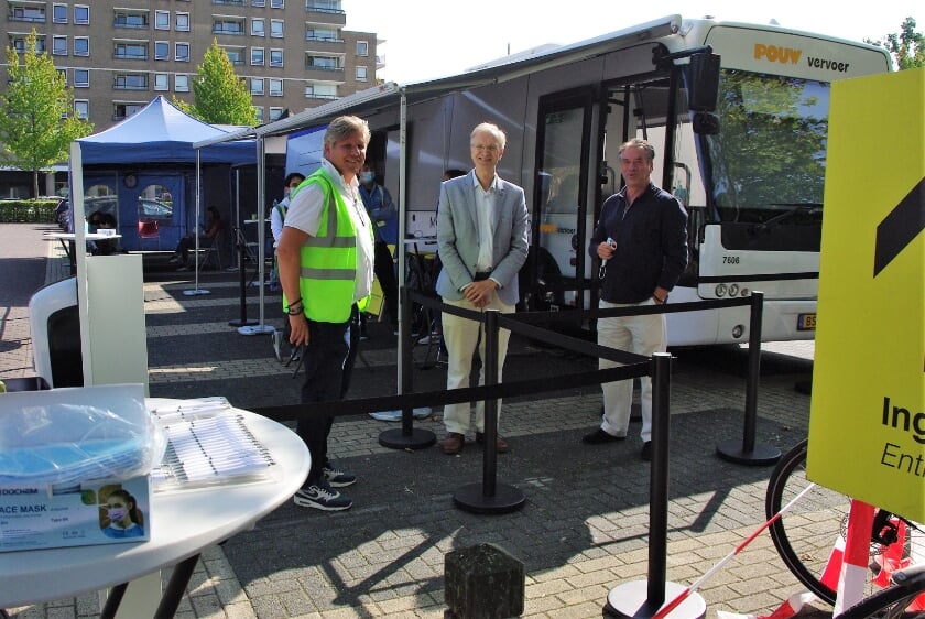 <p> Wethouder Nieuwenhuis (midden) was zaterdag op werkbezoek bij de vaccinatie-bus. | </p>