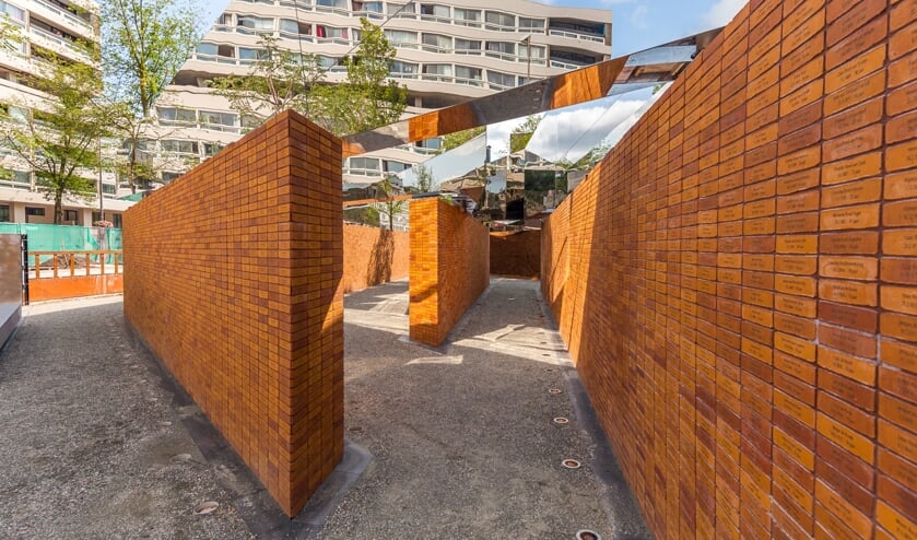 <p>Een stukje van het Nationaal Holocaust Namenmonument. Op elke baksteen staat een naam van een Nederlands slachtoffer van de Holocaust.</p>