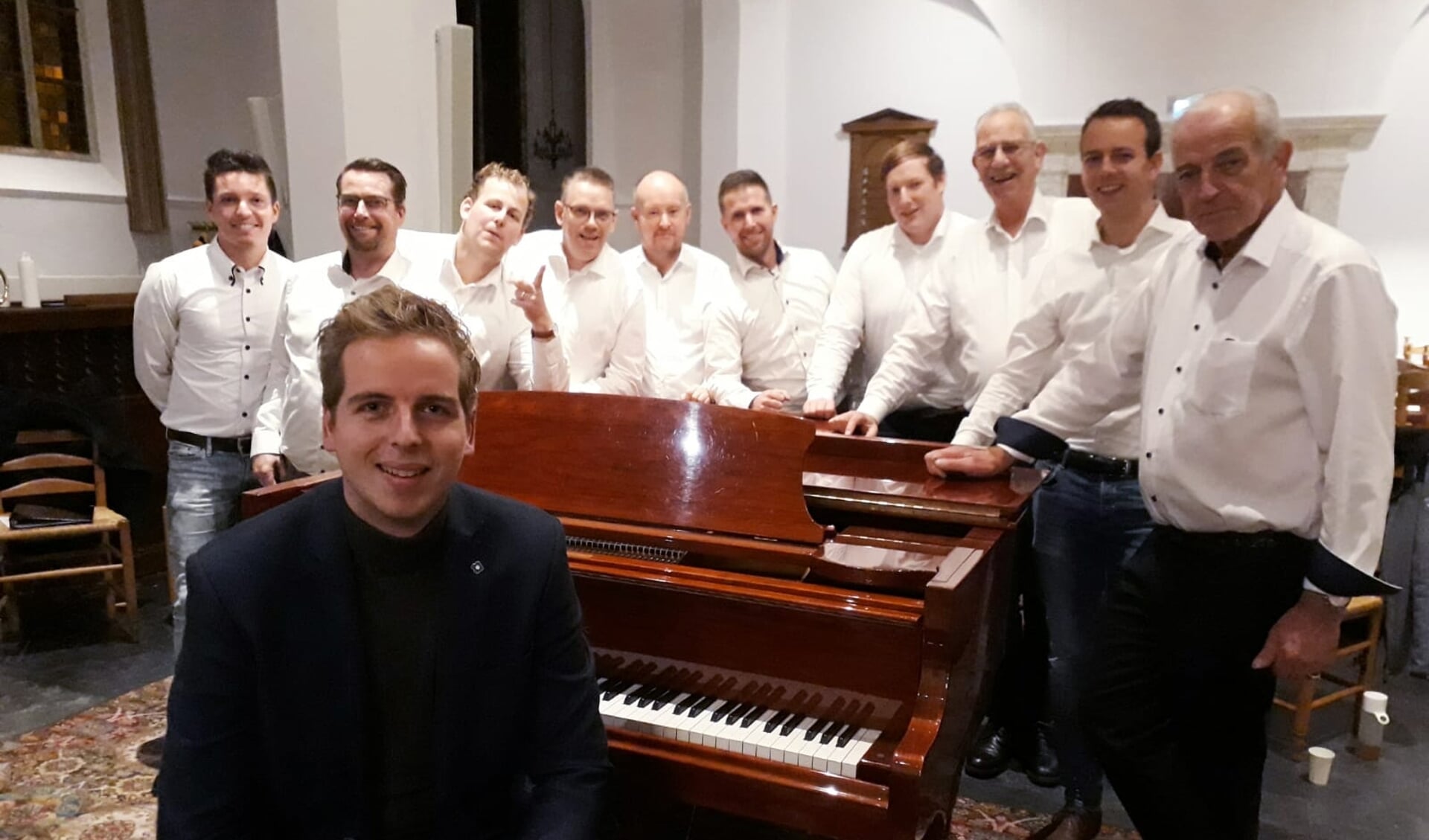 Mannenensemble Marcato met dirigent Hugo van der Meij (voorgrond).