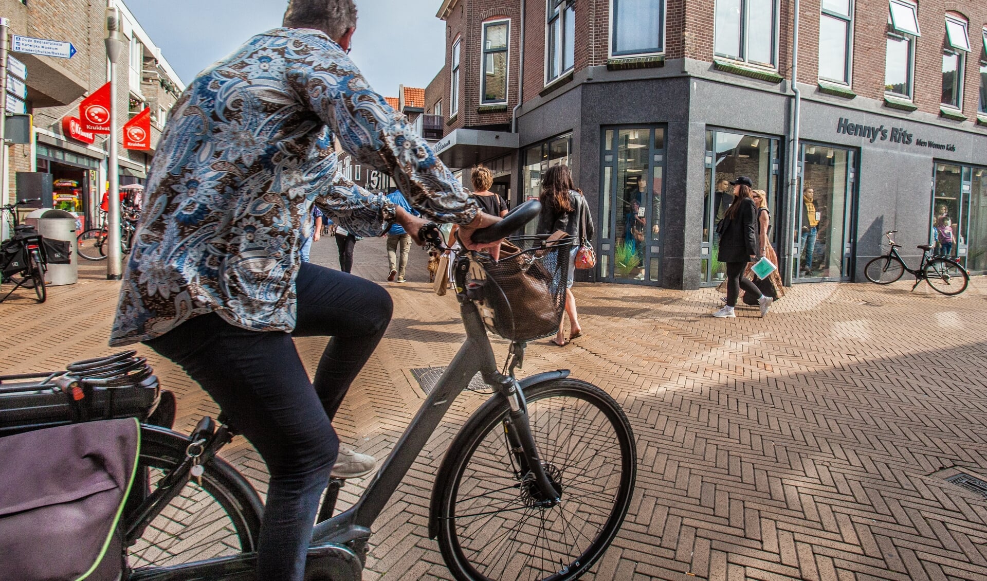 Binnenkort mag er waarschijnlijk niet meer gefietst worden op zaterdag in het centrum van Katwijk aan Zee. | Foto: Adrie van Duijvenvoorde 