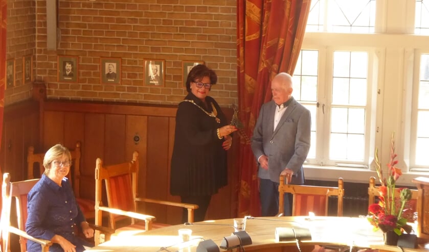 <p>Victor van Denzen ontvangt uit handen van de burgemeester het allereerste beeldje 'De Verdiende Trots'. </p>