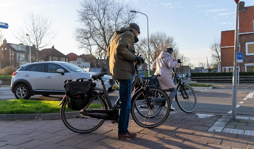 Het college gaat de gemeenteraad voorstellen om fietsers voorrang te geven op rotondes. | Foto: Marc Wonnink  