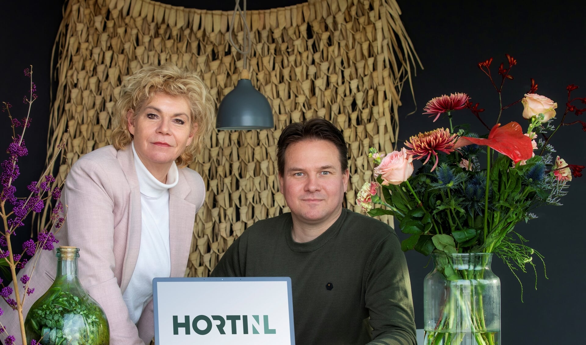 Het directieteam van HortiNL, Monique Nijland en Michael Lakerveld toont het nieuwe logo van HortiNL.