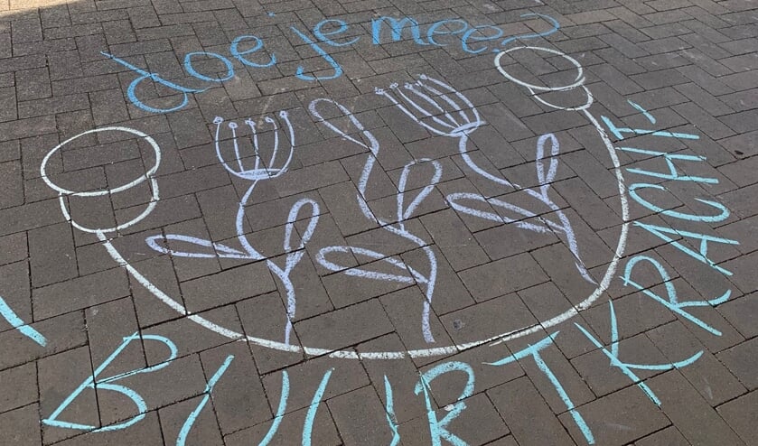 <p>Een met stoepkrijt getekende oproep: doe je mee met BuurtKracht?</p>