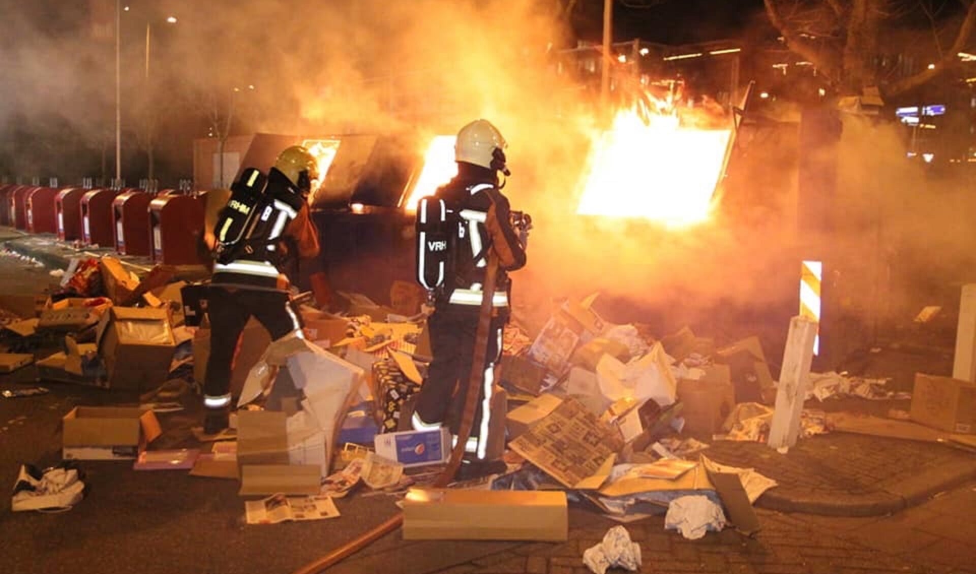 Katwijkse brandweerlieden in actie bij een containerbrand. | Foto: Brandweer Katwijk