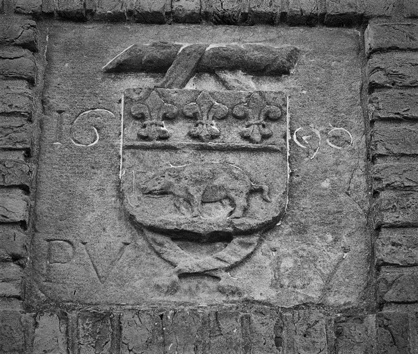 De gevelsteen met het varken in de schuur van Bennink. | Bron: Rijksdienst voor het Cultureel Erfgoed