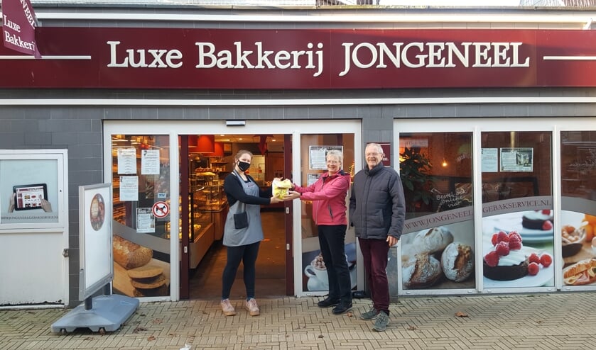 Francis Heemskerk en haar man halen de puzzelprijs op bij Bakkerij Jongeneel.  