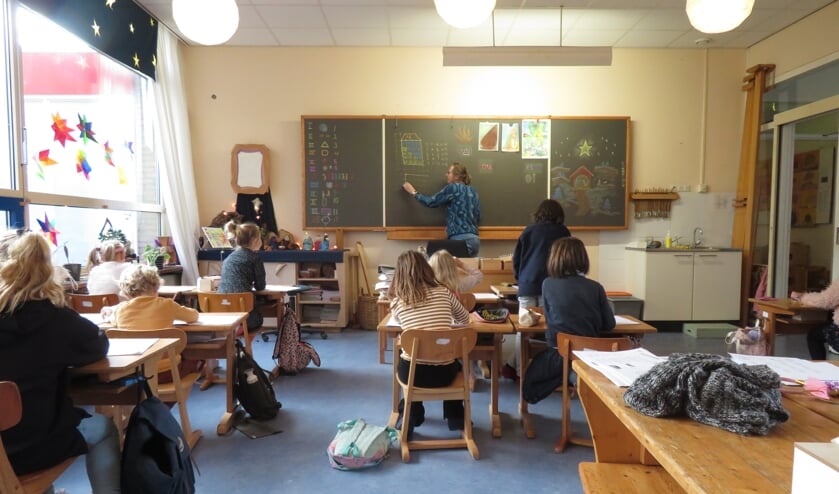<p>Juf Ella legt groep 3 uit hoe splitsen onder de 10 ook al weer gaat. | Foto: met dank aan Jacoline Wiskerke. </p>