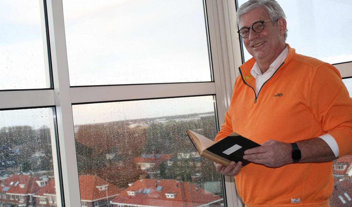 Voorzitter Rob Koek met het eerste notulenboek van de Oranjevereniging. | Foto: Piet de Boer