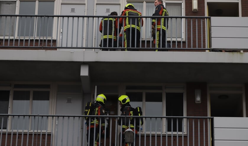 De brandweer onderzoekt waar de gaslucht aan de Cor Gordijnsingel vandaan komt.   