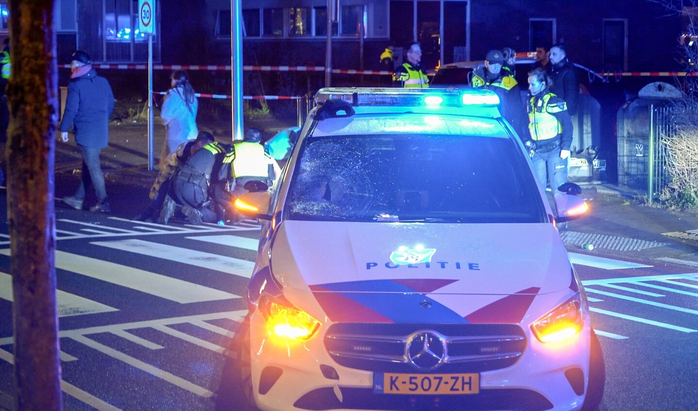 Op het Bosplein schepte een politieauto een voetganger.