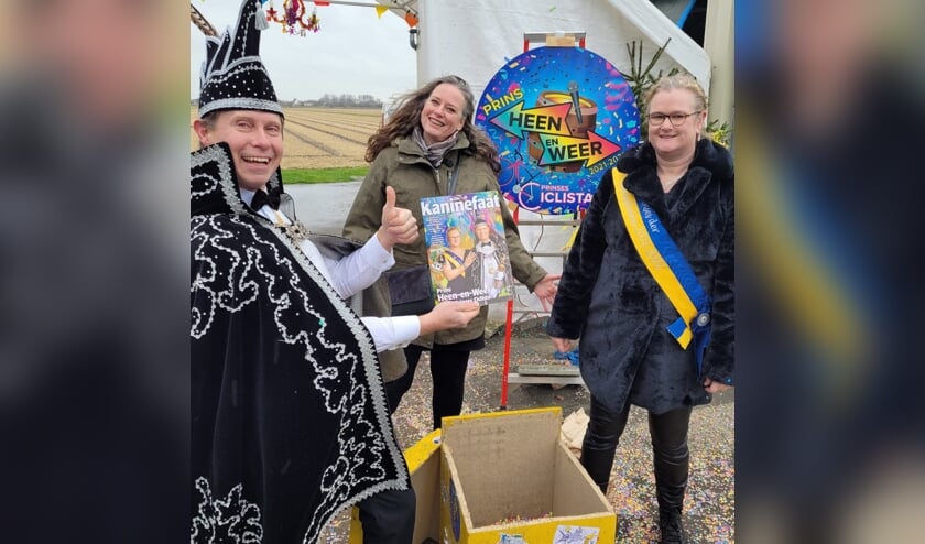 <p>Vlnr: Prins Heen-en-Weer, bladmanager Conny vd Burg en Prinses Ciclysta. | Foto's: met dank aan Paul Jansen.</p>