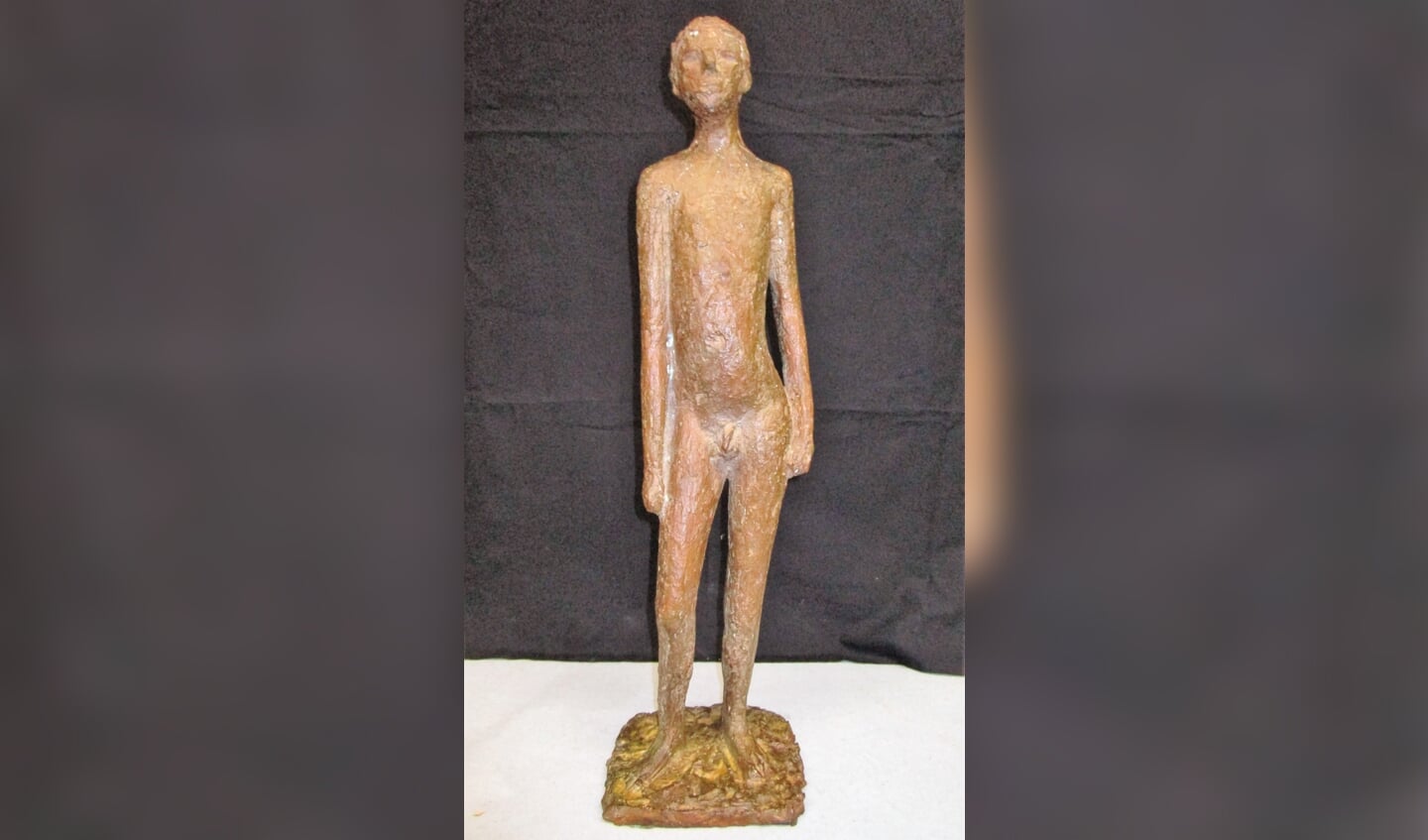'Staande jongen' in brons door Tosca van den Haak.
