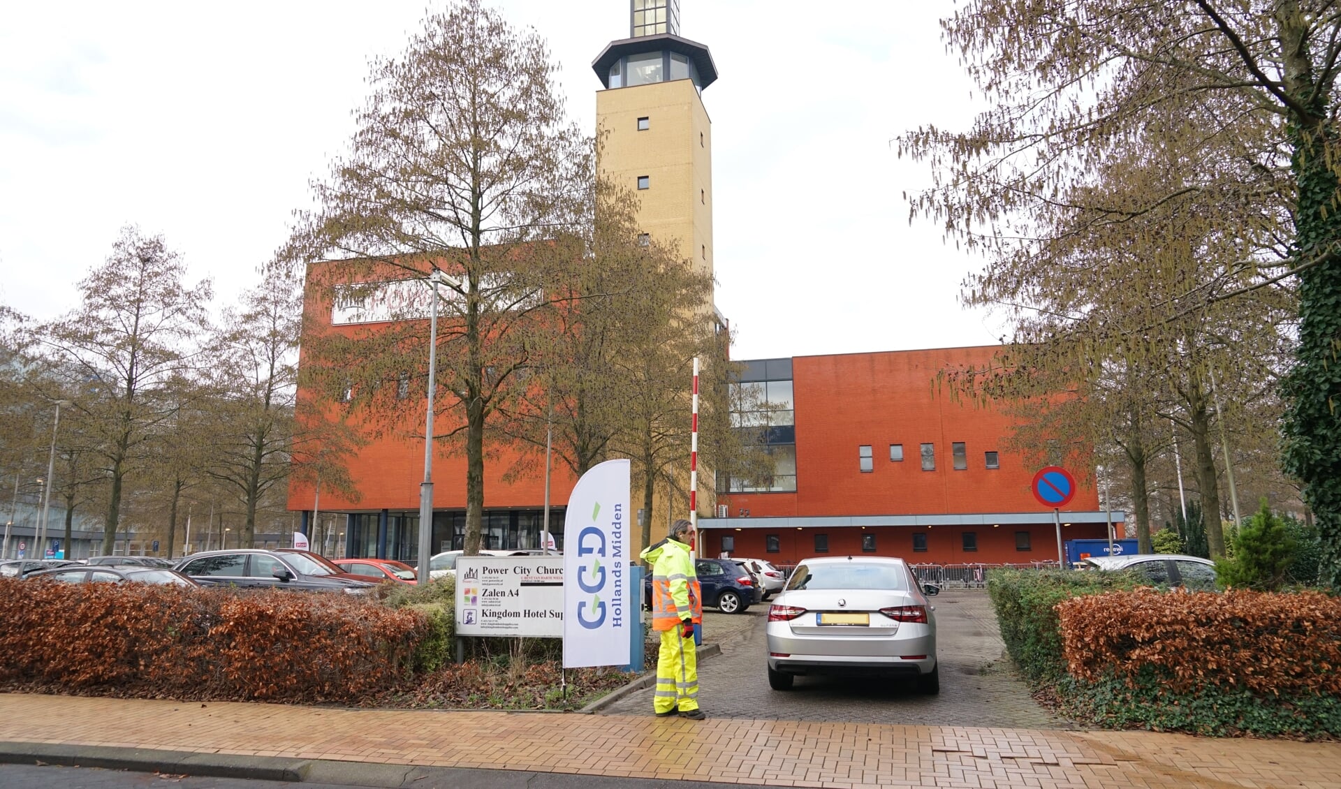 Er kwam maandag meteen al een gestage stroom bezoekers langs bij de GGD priklocatie aan de Elisabethhof 5.