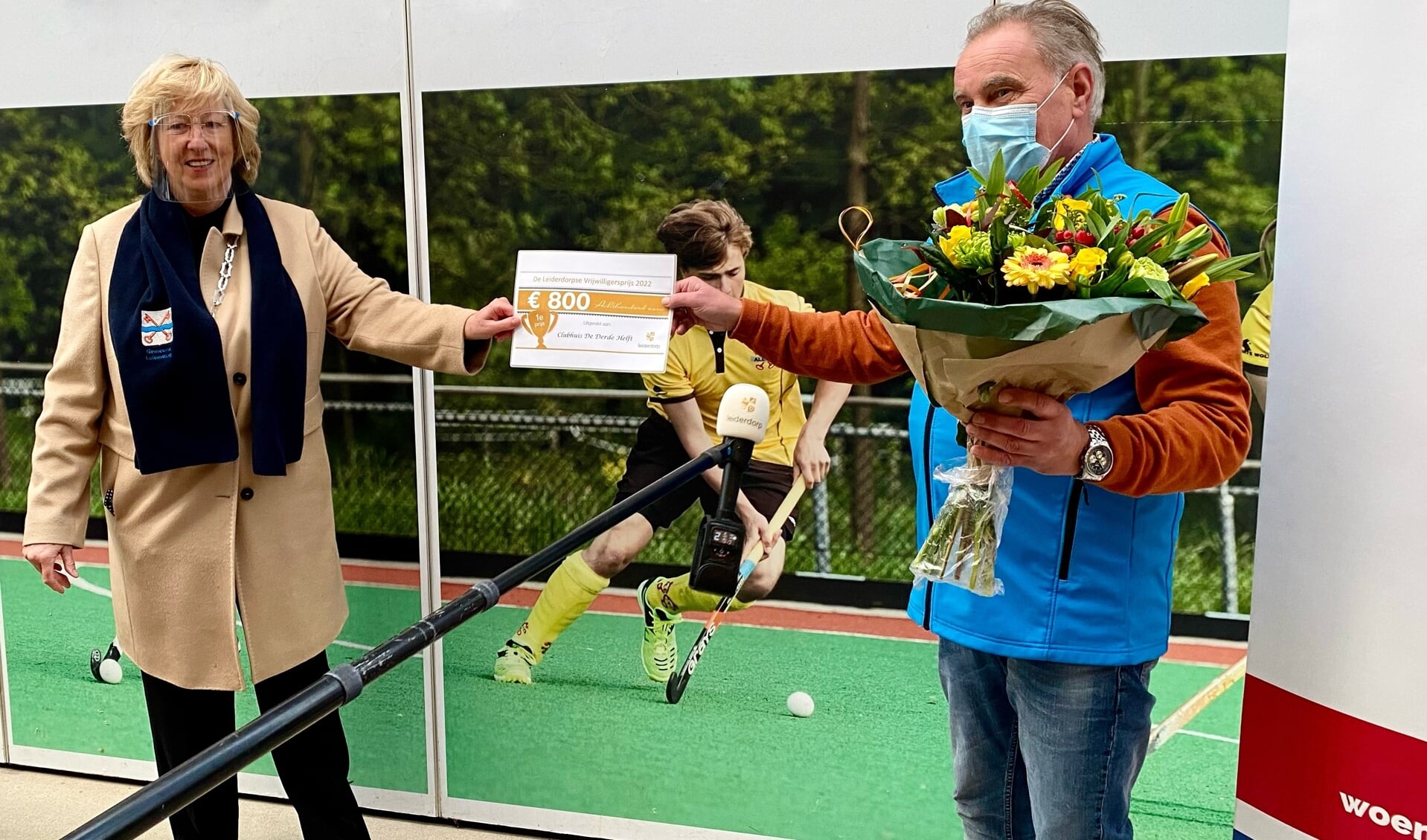 Burgemeester Laila Driessen reikt de eerste prijs uit aan Koos Koster van Clubhuis De Derde Helft. 