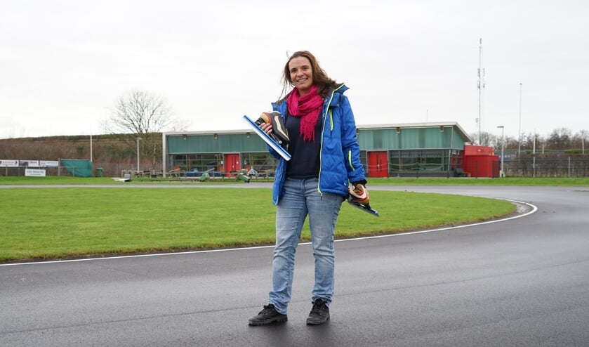 VIJL-ijsmeester Pauline van der Zant op de Leiderdorpse skeelerbaan, die zodra er stevige vorst komt getransformeerd wordt naar natuurijsbaan.   