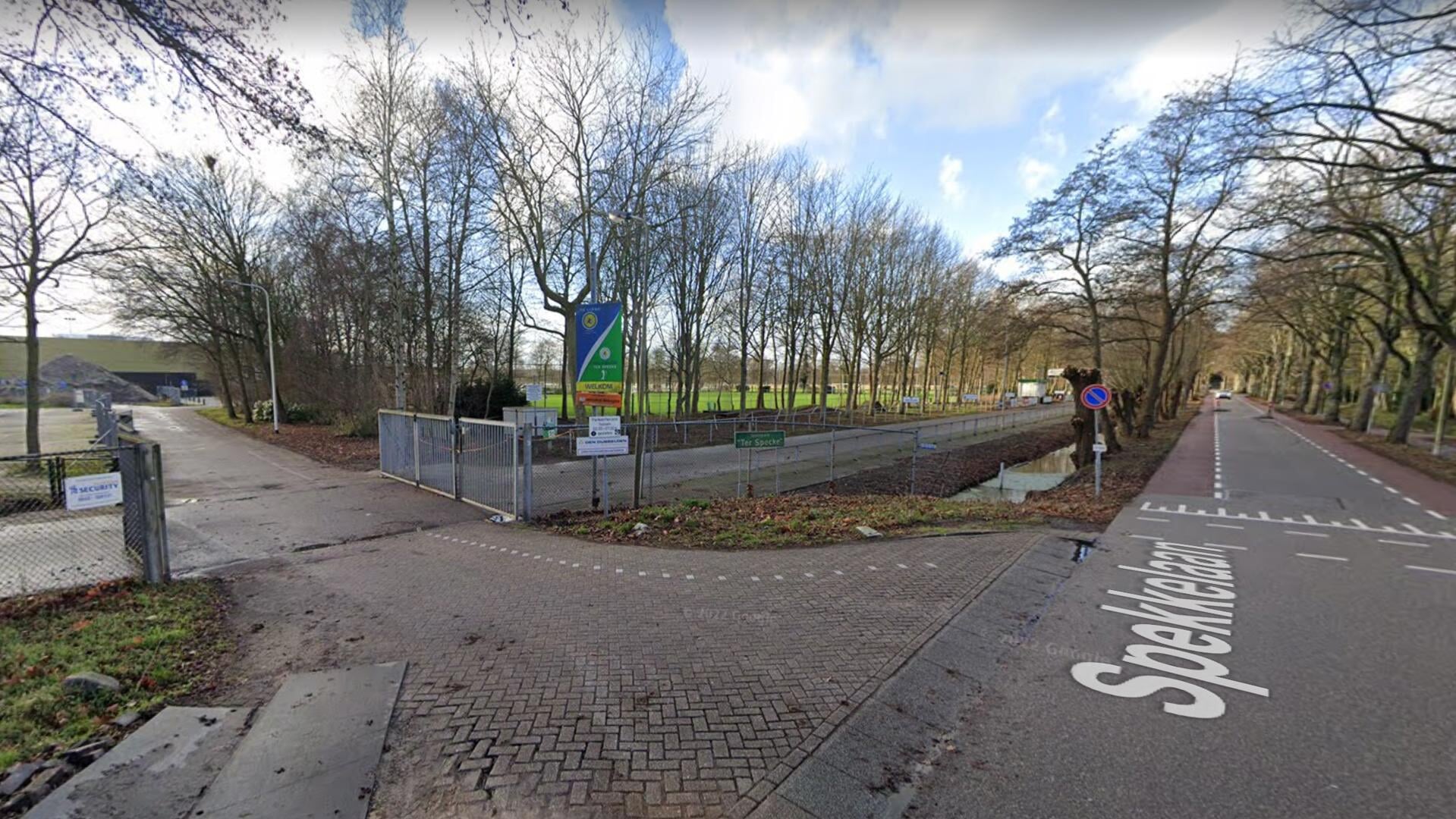 Op de Spekkelaan ligt nu nog zwart asfalt. Dat wordt rood om te benadrukken dat vooral fietsers en voetgangers er veilig overheen moeten kunnen.