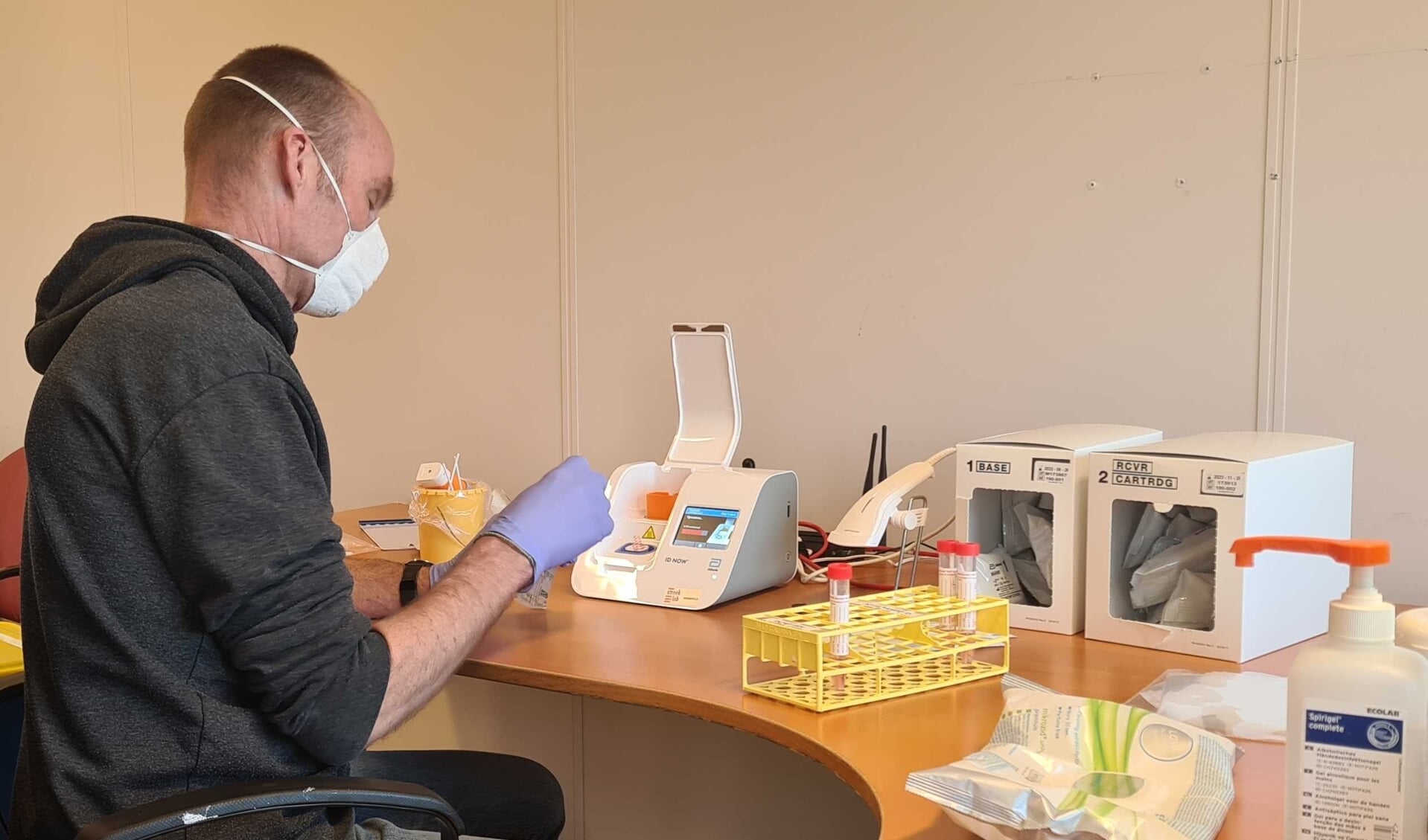 Een medewerker van het Gemiva testteam analyseert een PCR-test. | Foto: PR Gemiva