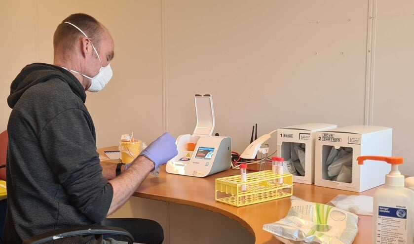 <p>Een medewerker van het Gemiva testteam analyseert een PCR-test. | Foto: PR Gemiva</p>