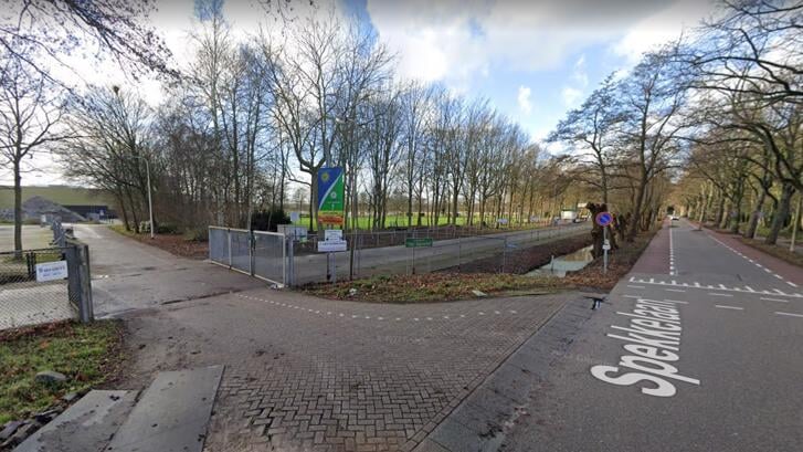 Veel inwoners van Lisse komen op de fiets naar het sportpark. | Foto: Google Streetview
