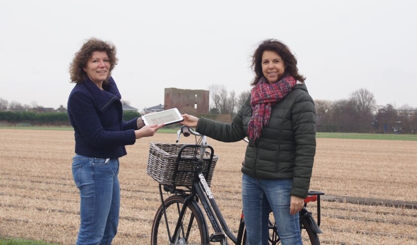 <p>Marleen van Steeg (l) overhandigt het programma aan lijsttrekker Edith Alkemade. | Foto: pr.</p>