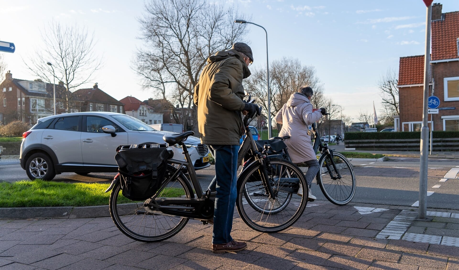Het college gaat de gemeenteraad voorstellen om fietsers voorrang te geven op rotondes. | Foto: Marc Wonnink