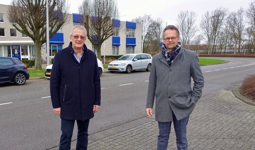 Henk Oostingh (links) en wethouder Jacco Knape. | Foto: Aad van Duijn  