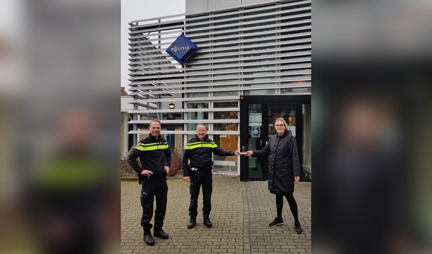 <p>Jeanette Loos reikte de Groene Kabouter uit aan de wijkagenten Marco van Maris (midden) en Hotze Scheeringa (links).</p>