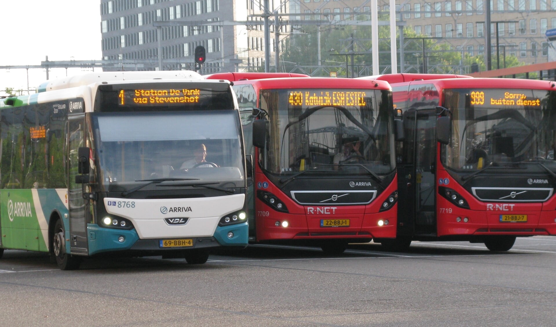 Bussen op Leiden Centraal. | Foto: Yinka Jan Sojinu