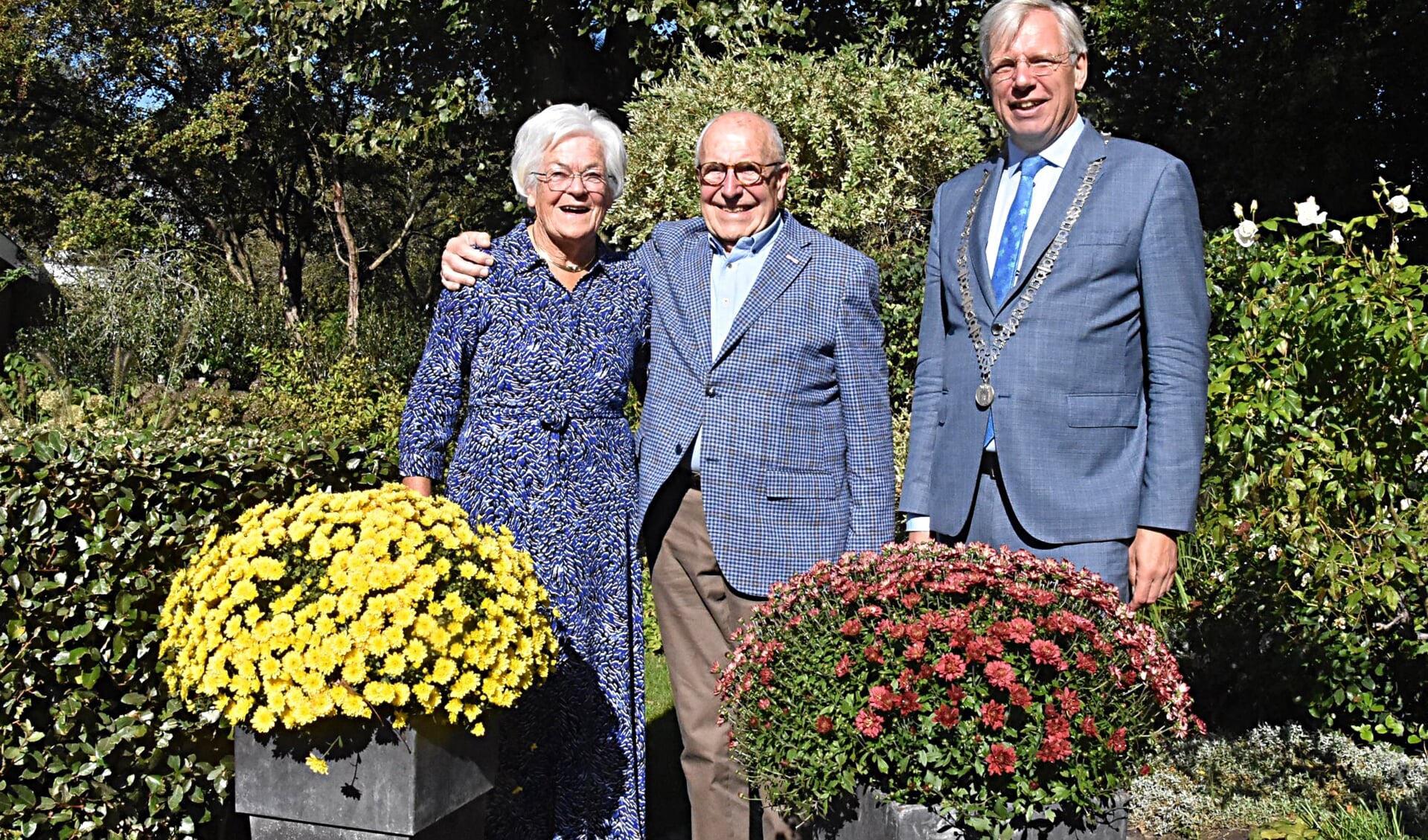 Het jubilerende paar Kees en Ans Saton poseren graag even met de burgemeester in hun mooie tuin. | Foto: PvK