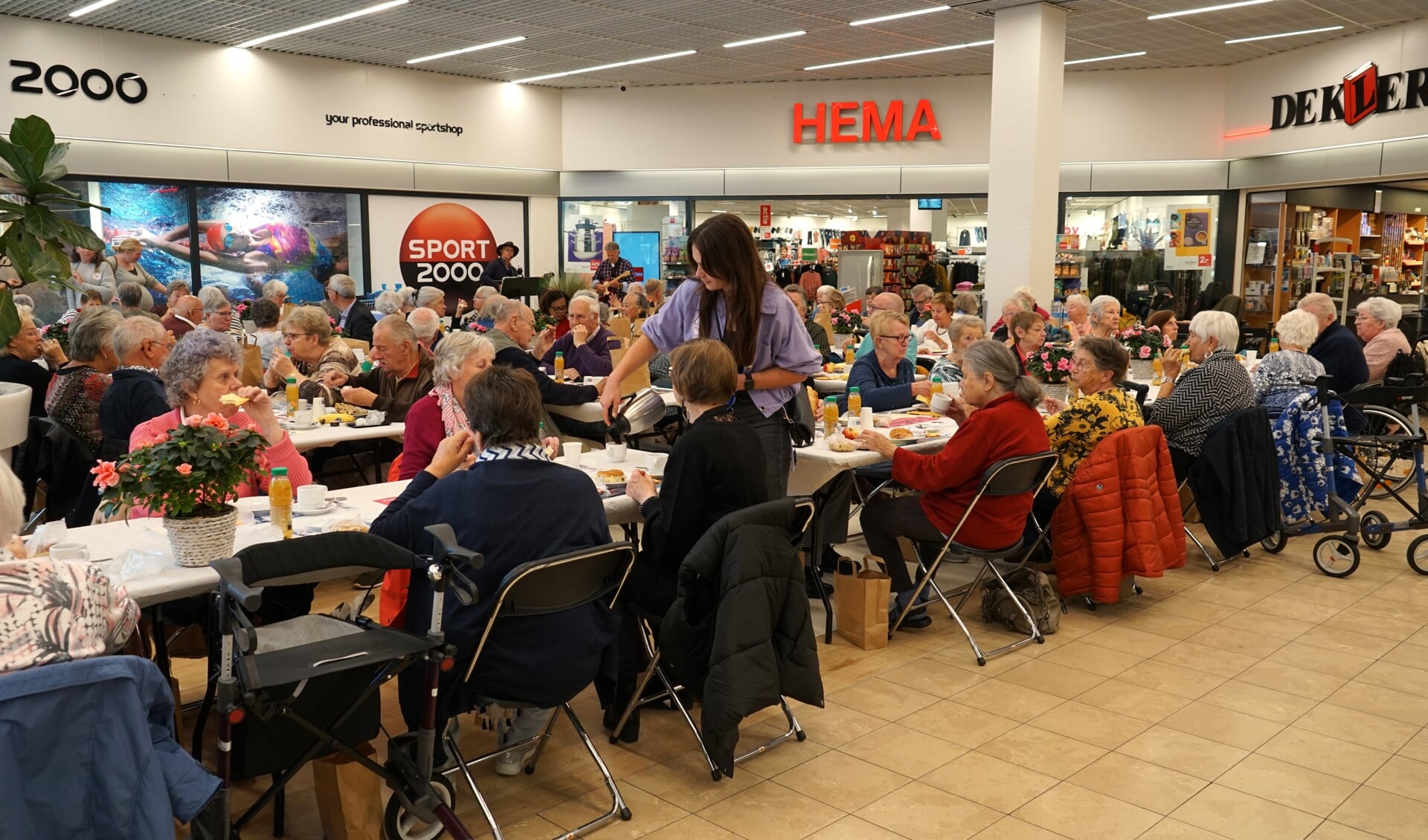 Gezellig met z'n allen lunchen aan de 'Langste Tafel'. 