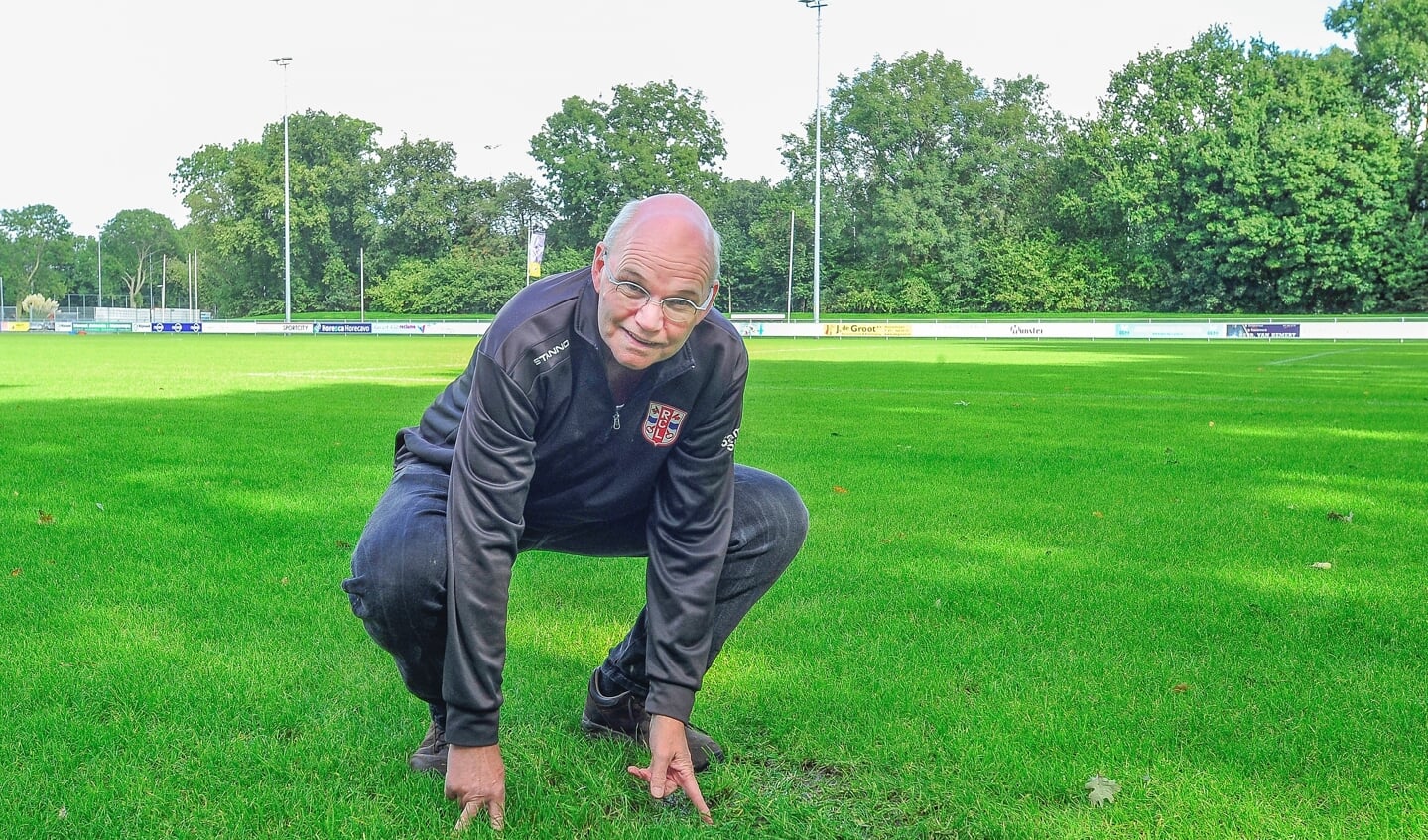 Consul Rob Hofman wijst een plek aan waar zaterdagmiddag om half 2 nog water op het veld staat.