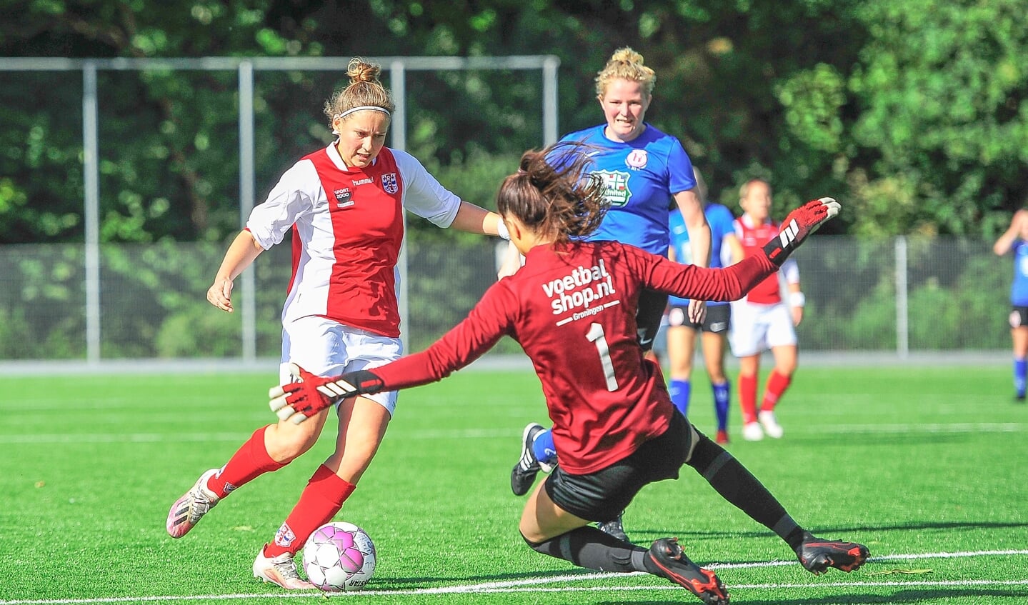 Keurig en beheerst omspeelt Hiske Hol TKB sluitpost Sophia Campfens en scoort de gelijkmakende 1-1.