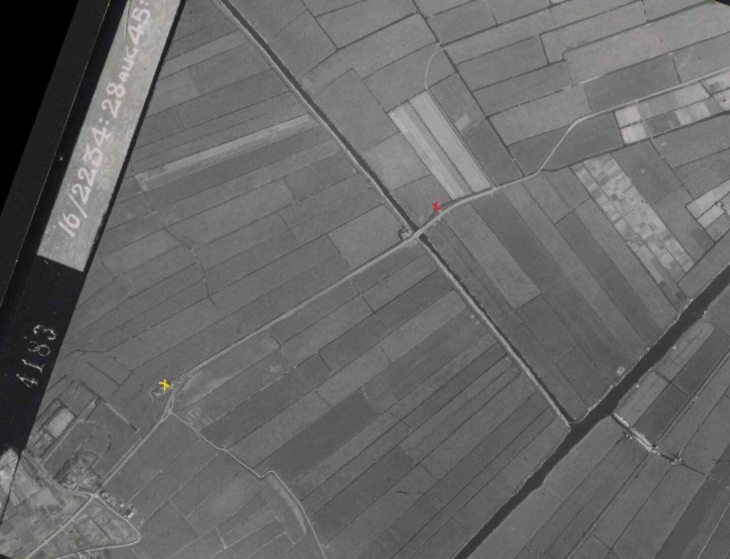 Luchtfoto van Leiderdorp uit augustus 1945 met een geel kruisje als aanduiding van het tolhek.