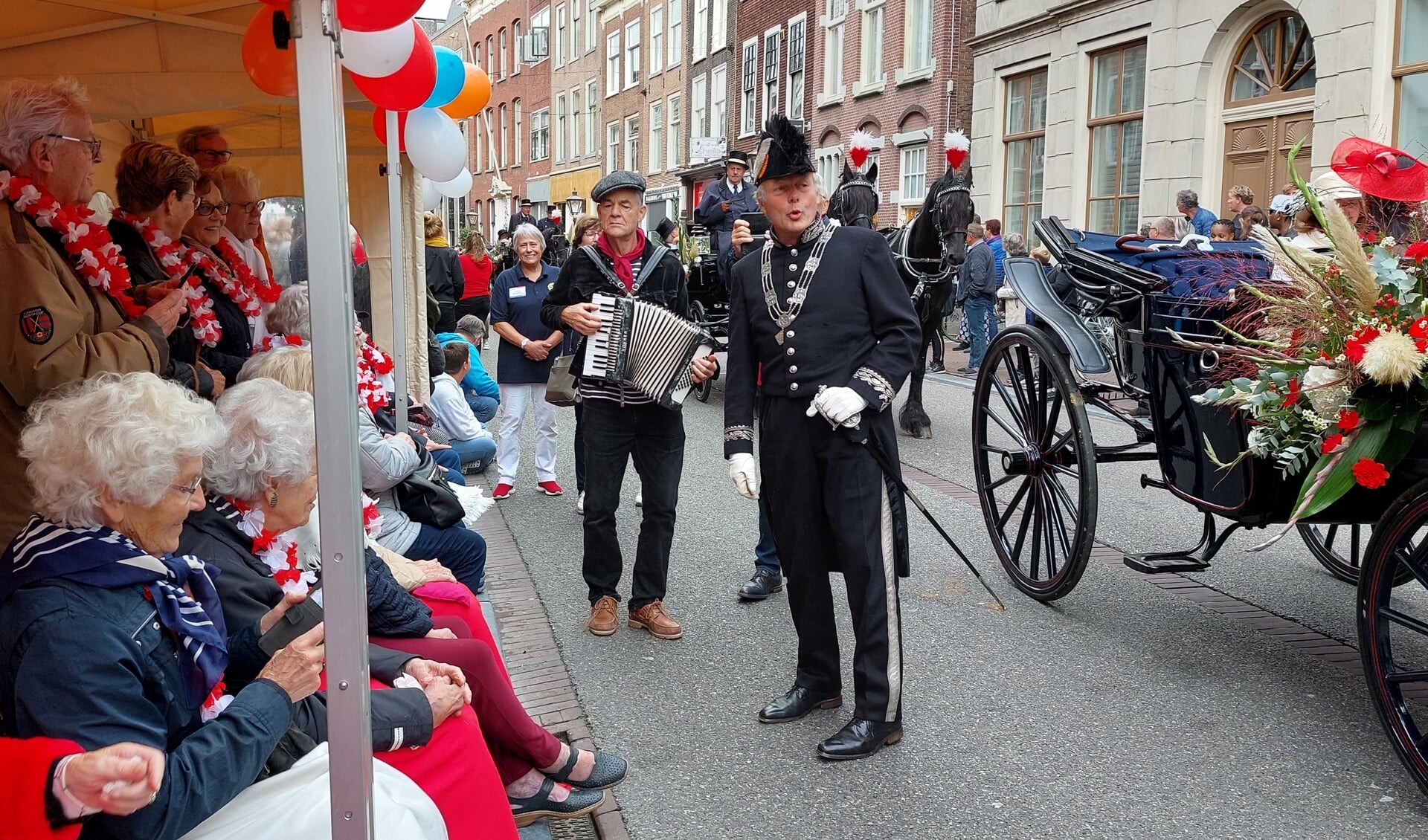 Burgemeester Lenferink zingt de ouderen toe. | Foto: PR