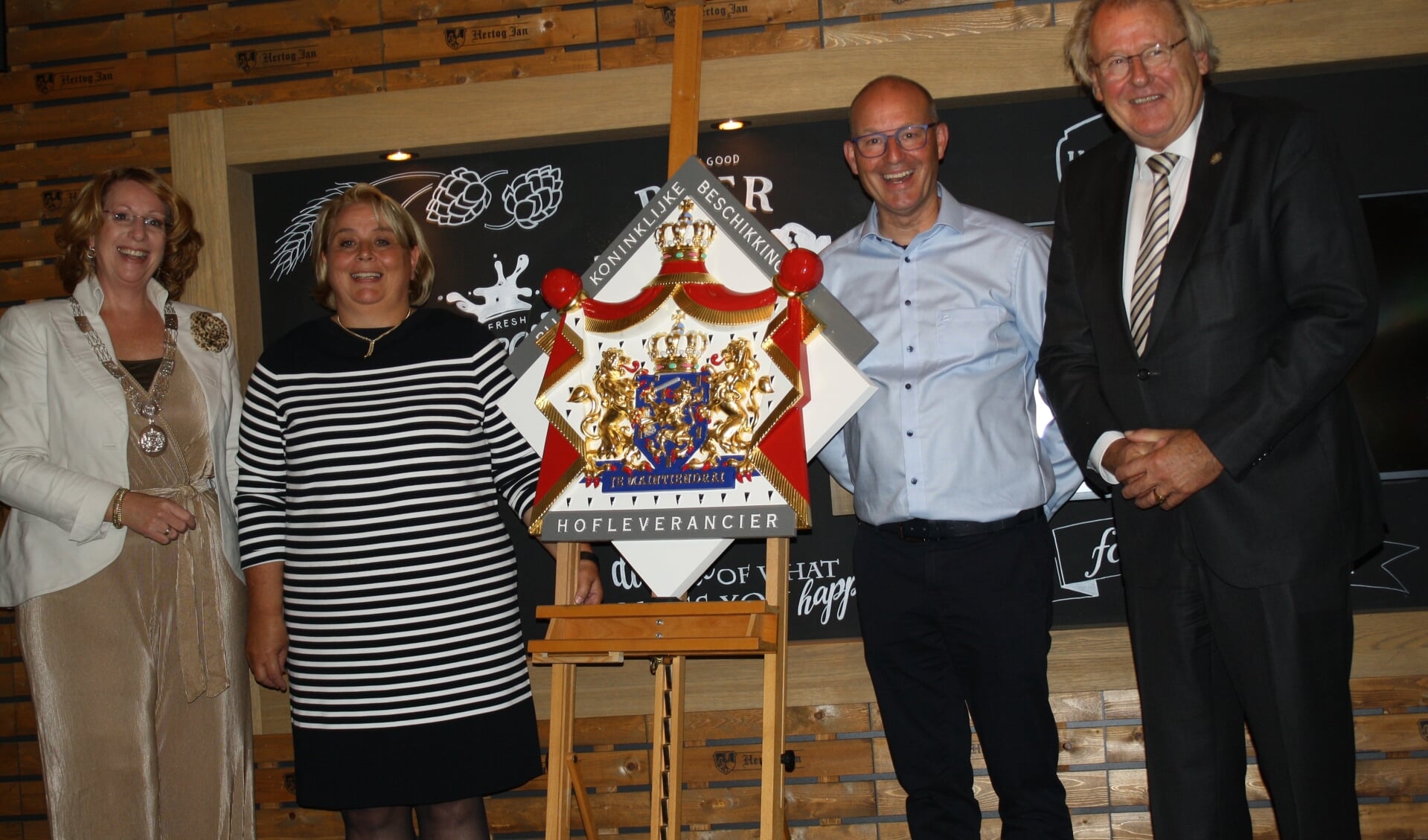 Eigenaren Jolanda en Hein Veenhof worden gefeliciteerd door burgemeester Breuer en Commisaris van de Koning Jaap Smit. | Foto: PdB