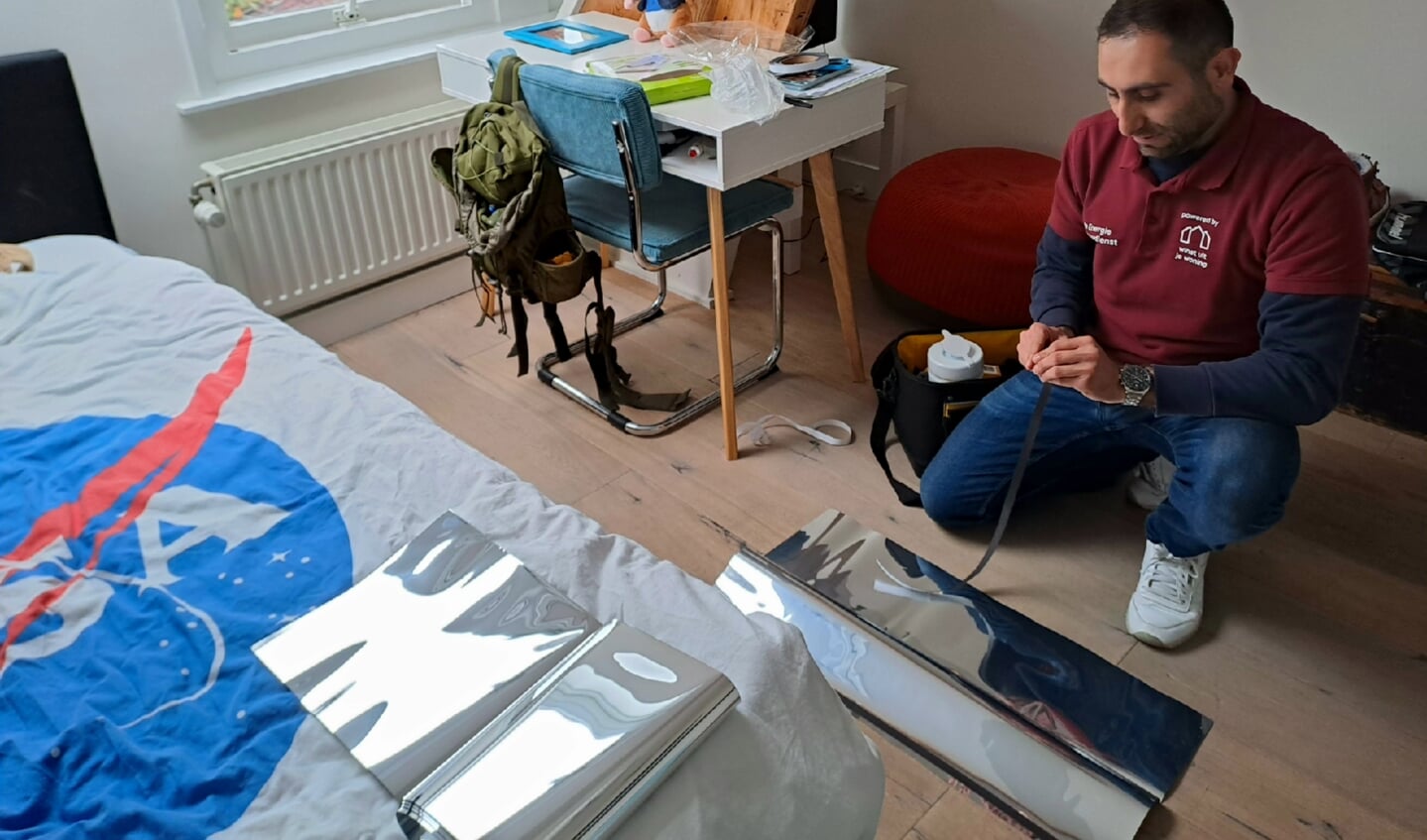 Het plaatsen van isolatiefolie achter radiatoren is een simpele en goedkope manier om energie te besparen. | Foto: PR