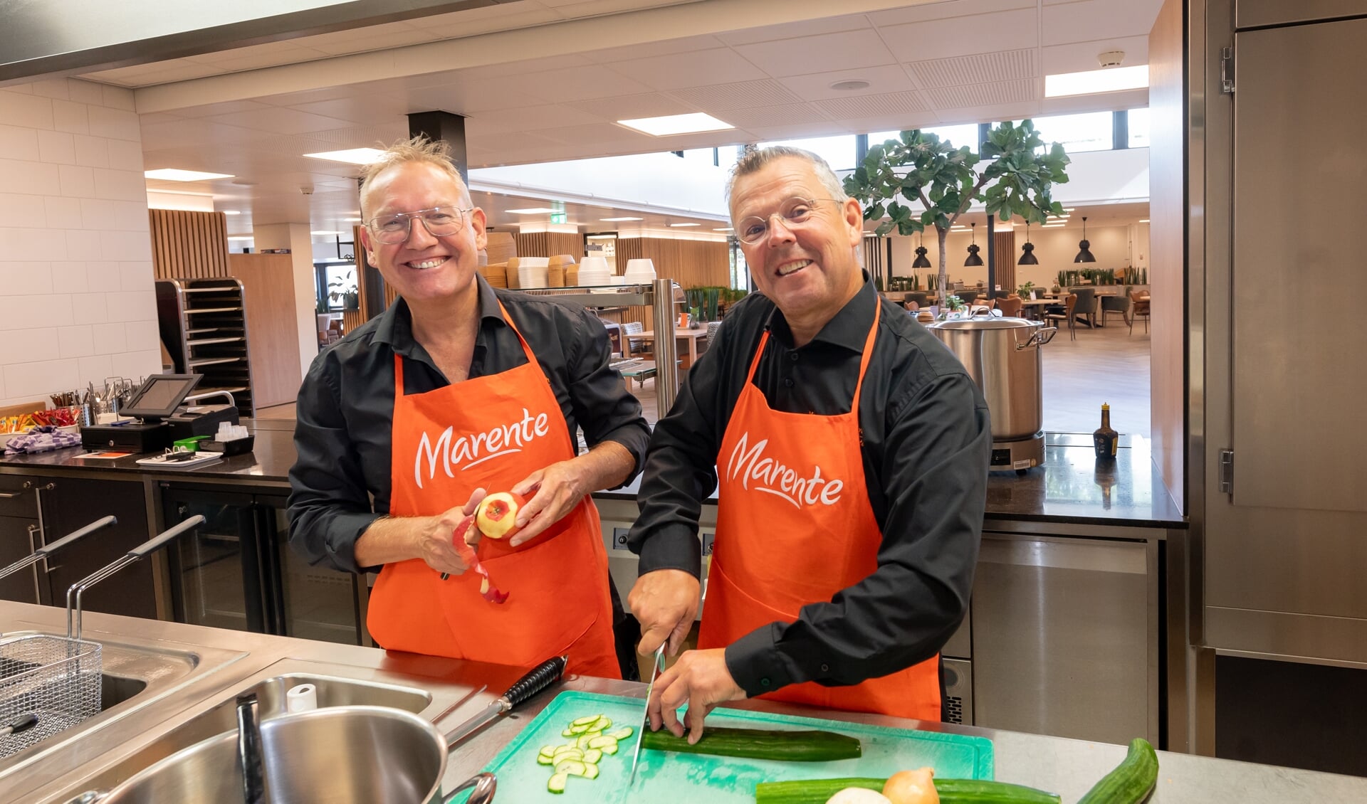 Marente-koks Cees van Duijn en Dirk-Pieter van Leeuwen kregen van topchef Pierre Wind al tweemaal de hoofdprijs uitgereikt voor het Beste menu in de zorg. |