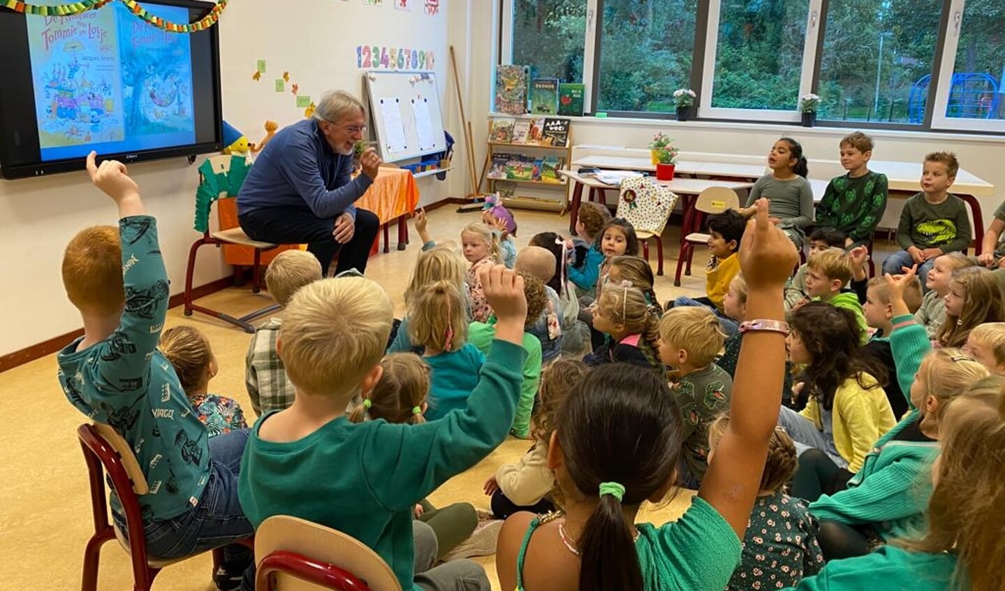 De gastles van Jacques Vriens wordt met volle aandacht gevolgd door de kinderen van de Regenboog