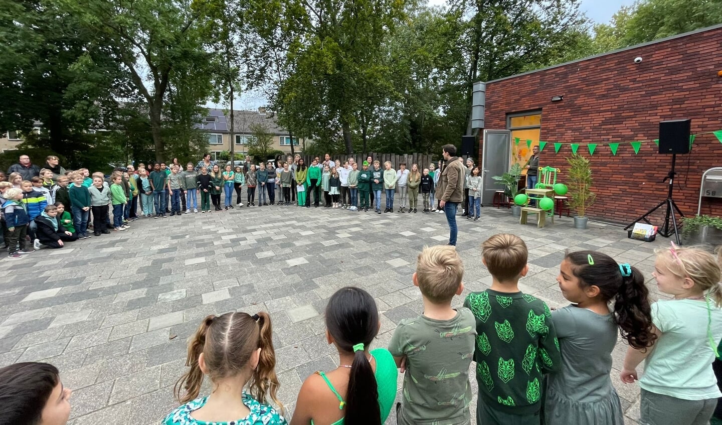 De ochtend van 5 oktober. Alle leerlingen en leerkrachten van de Leiderdorpse basisschool De Regenboog staan in het groen gekleed buiten om zingend, dansend en (voor)lezend de Kinderboekenweek te beginnen. 