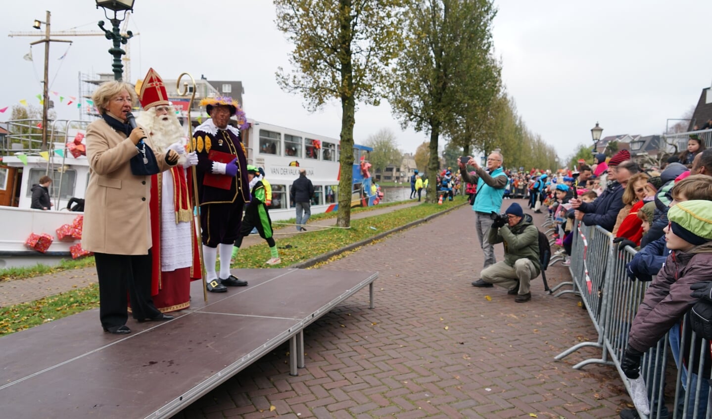 Burgemeester Laila Driessen heette Sinterklaas en de hoofdpiet welkom in Leiderdorp.  