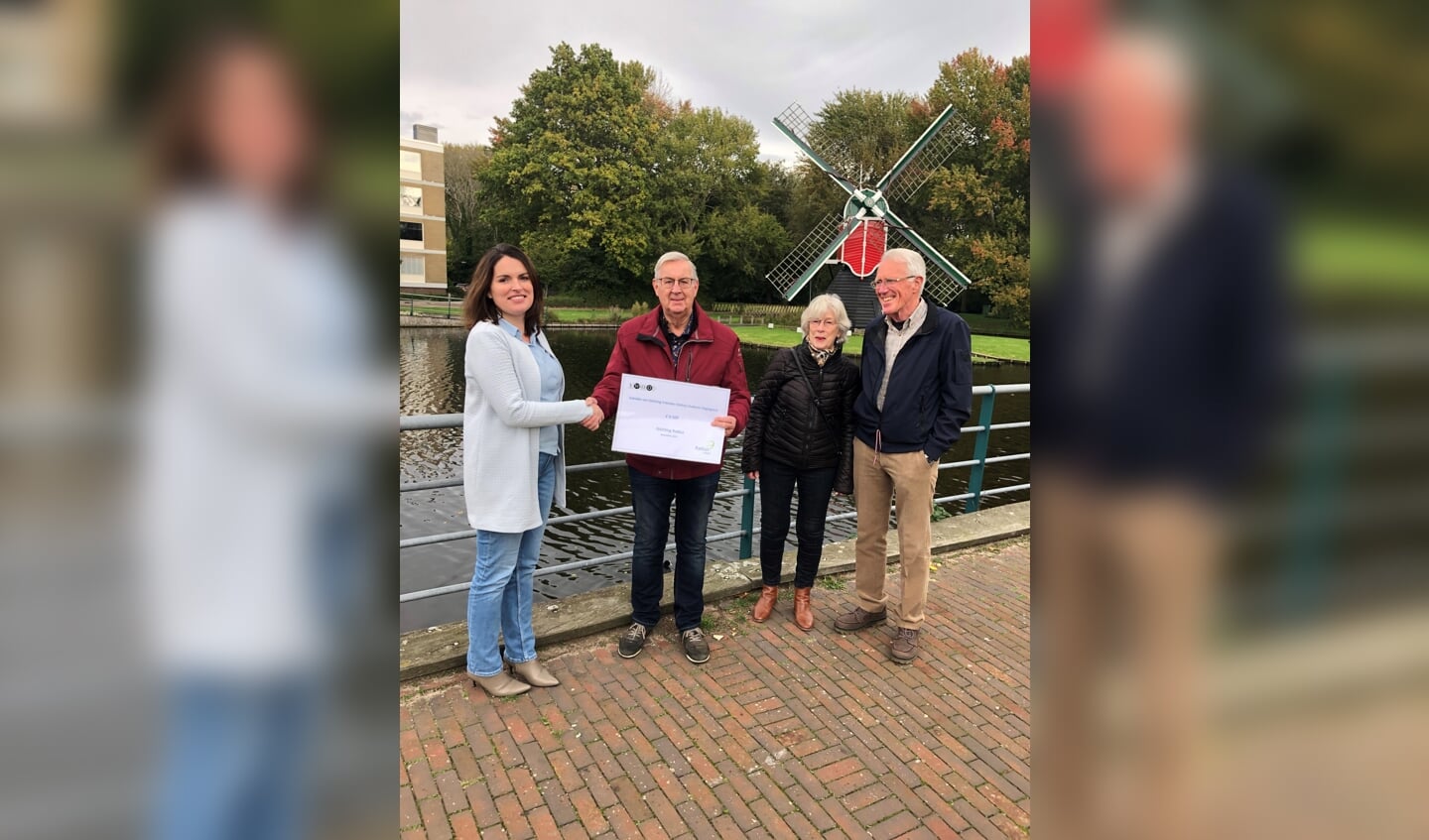 Van links naar rechts: Astrid ter Horst (directeur Radius Welzijn) en Stichting Vrienden Welzijn Ouderen Oegstgeest: Cees Zegveld (voorzitter), mevrouw R. Hanekamp (secretaris) en Dick de Jong (penningmeester). Mevr. M. Schmidt-Kok ontbreekt op de foto.