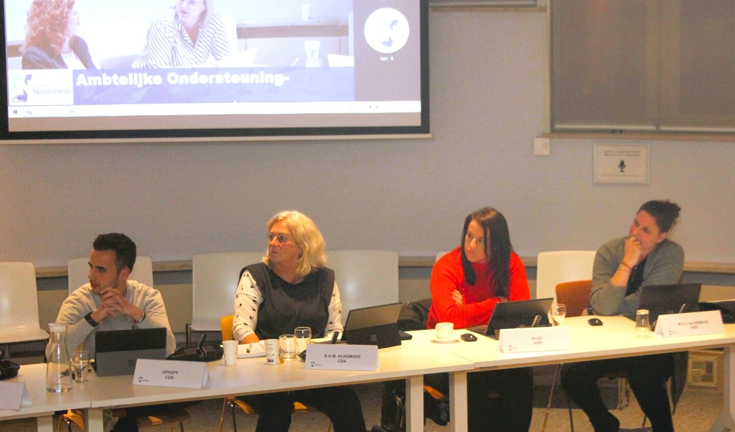 Anouk Plug (tweede van links) liet namens de VVD weten dat de informatie onvolledig was. | Foto: WS.
